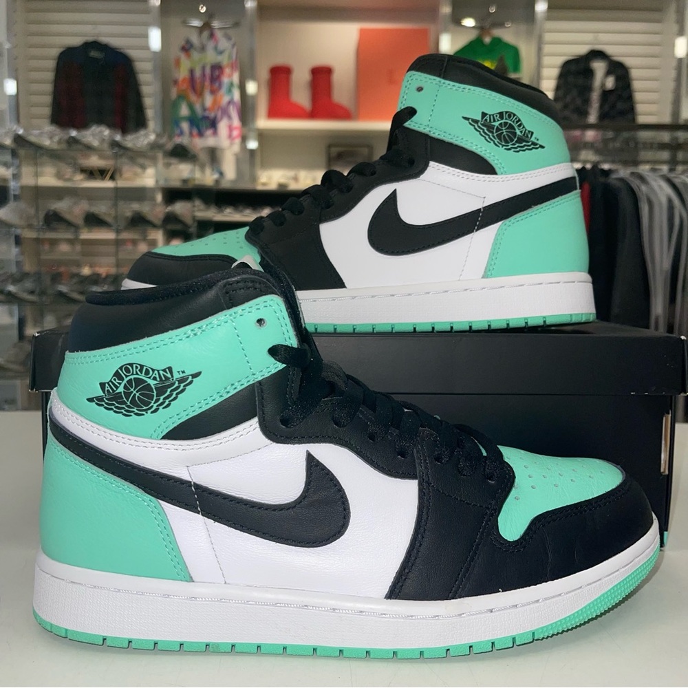 Air Jordan 1 Retro High OG 'Green Glow' - LIGHTLY WORN